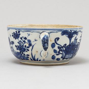 A blue and white ecuelle/bowl, Qing dynasty, Kangxi (1662-1722).