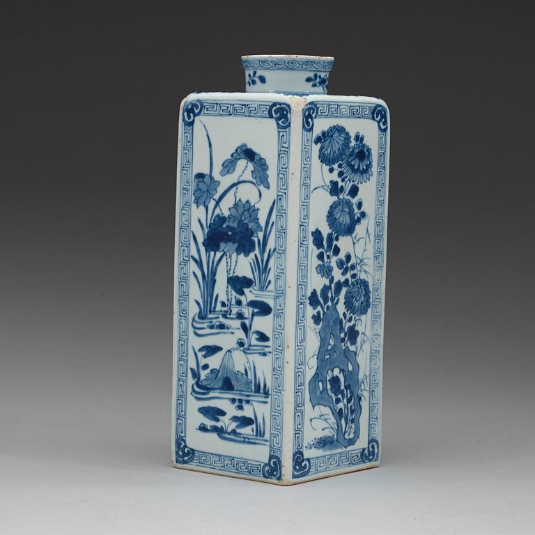 FLASKA, porslin. Qing dynastin, Kangxi (1662-1722).