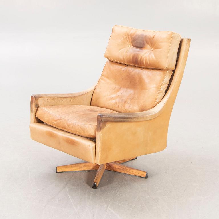 A 1970's leather swivel easy chair.