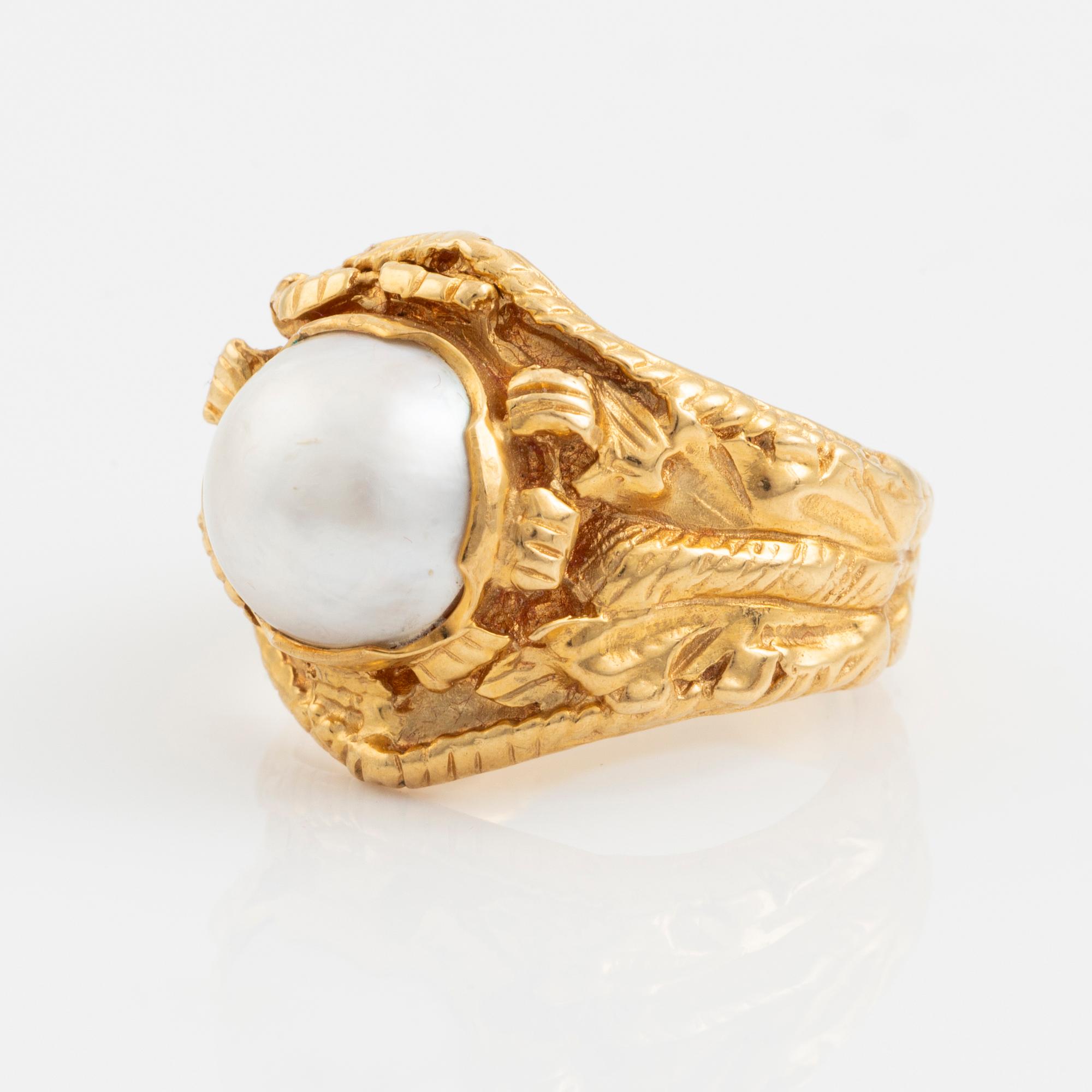 Ring 18K gold with a cultured pearl.