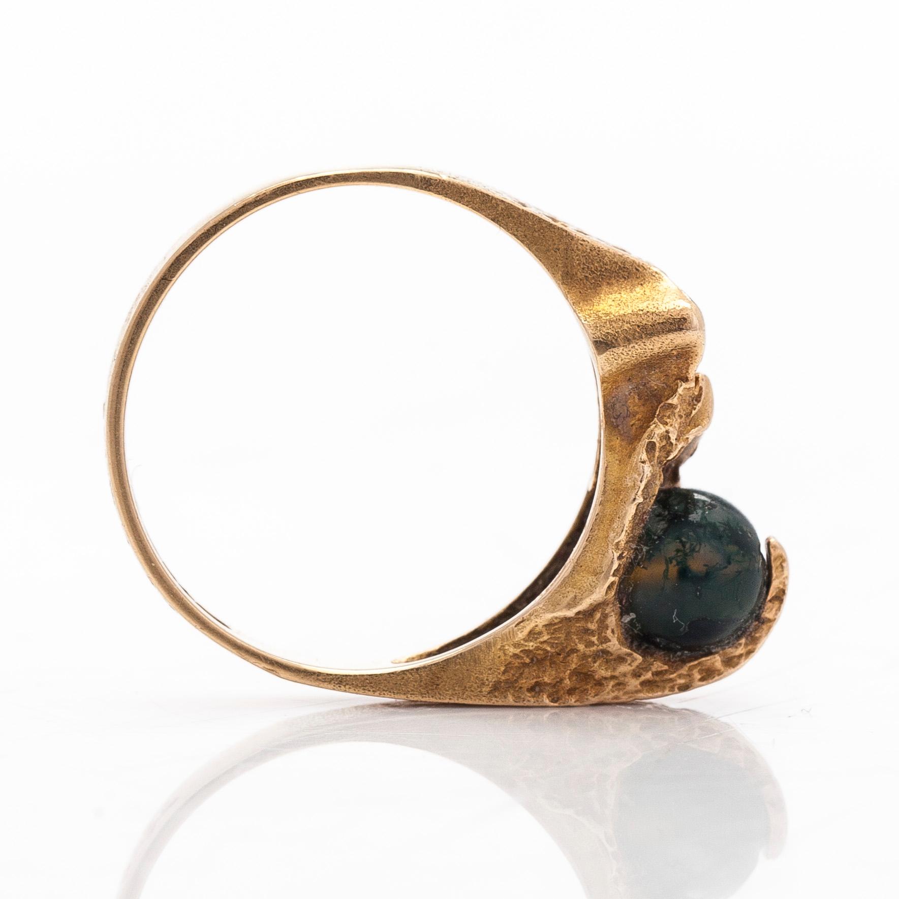 Björn Weckström, sormus, "Salattu akaatti", 14K kultaa ja sammalakaatti. Lapponia 1976.