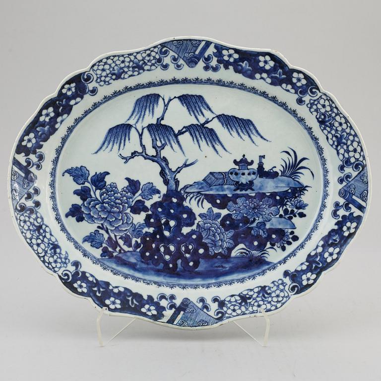 Two blue and white export porcelain serving dishes, Qing dynasty, Qianlong (1736-95).