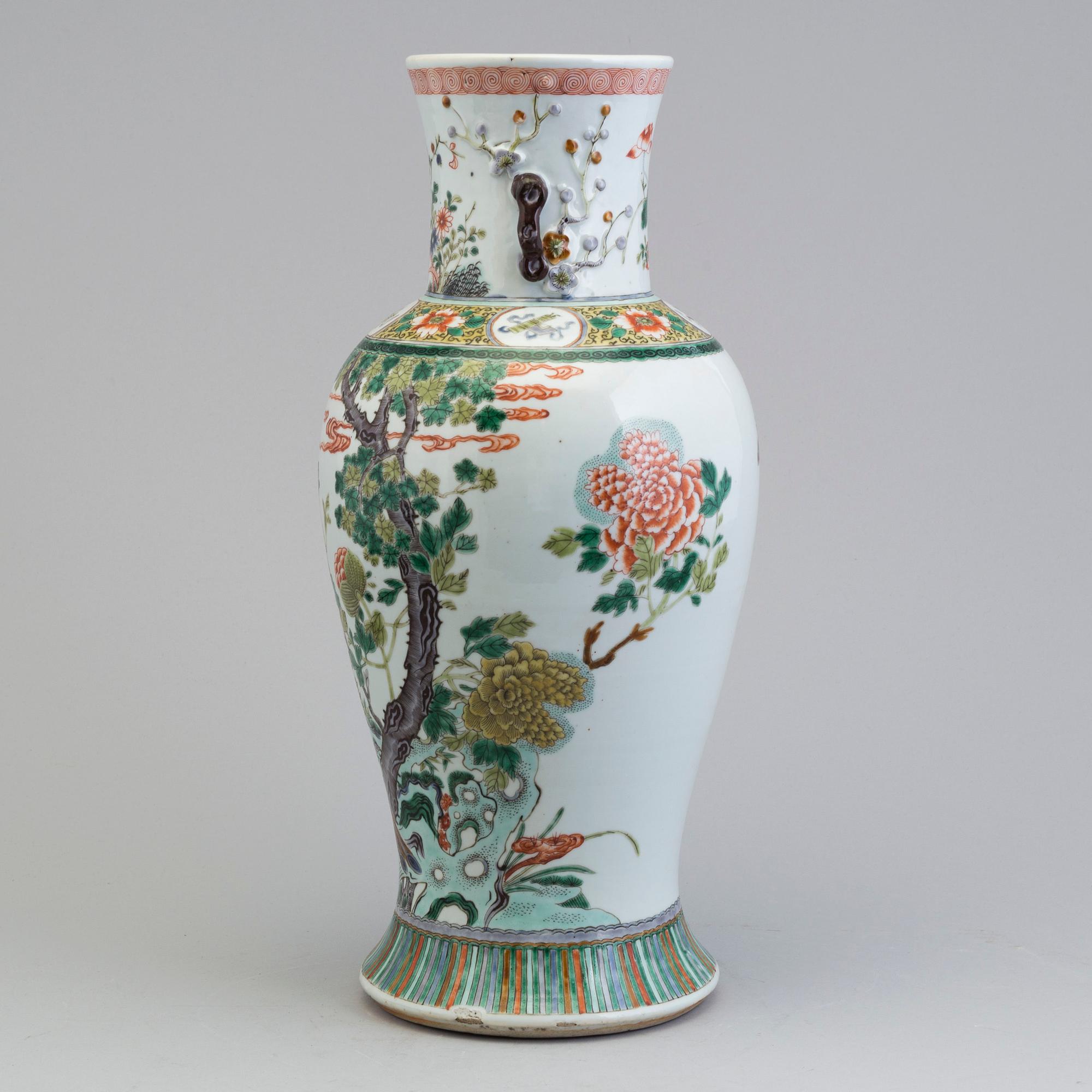 PRAKTVAS, porslin. Kina, Qingdynastin, Guangxu (1874-1908).