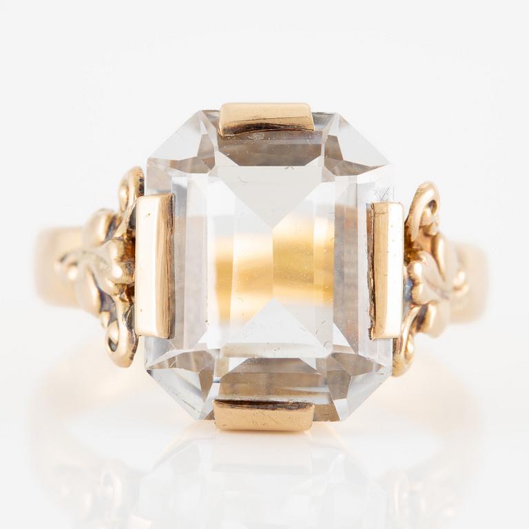 Ring, 18K guld med syntetisk vit spinell, skena stämplad Göteborg 1897.