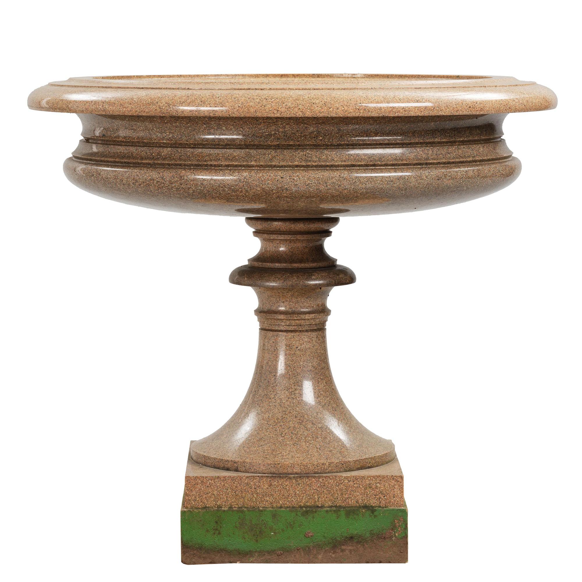 A massive Gardenurn, red Bohus granite, made circa 1905. Empire style.