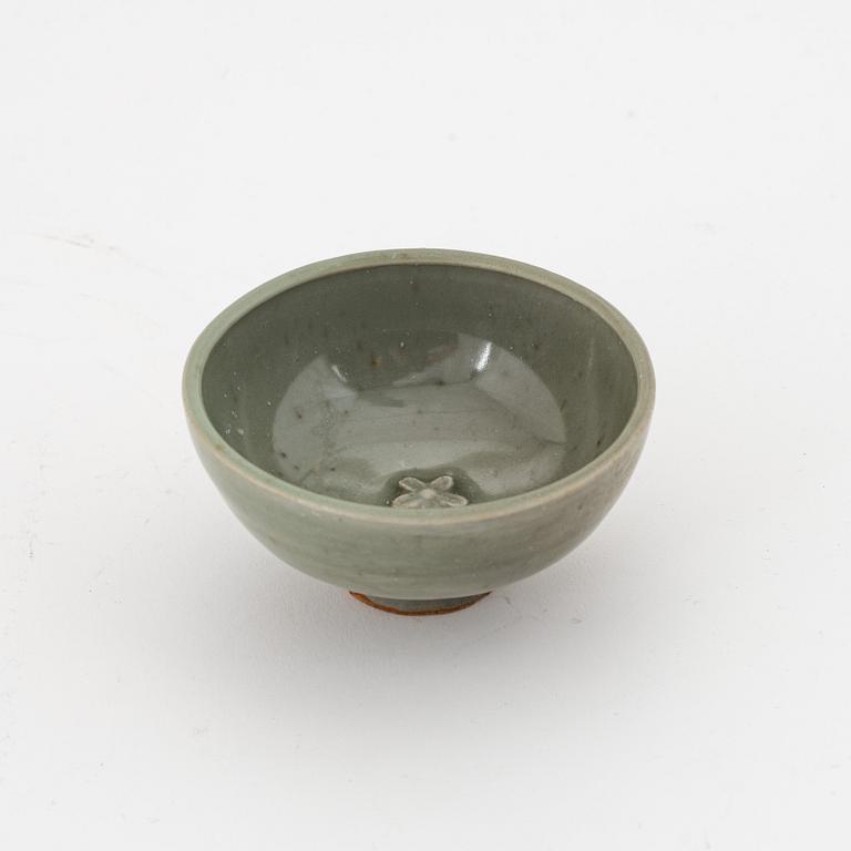 A Longquan ceramic bowl, Ming dynasty (1368-1644).