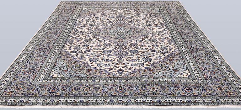 A Keshan carpet, approx. 343 x 253 cm.