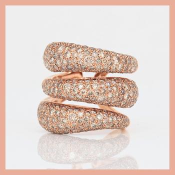 RING, 18K rosa guld med små bruna diamanter. Total vikt ca 19,00 g.