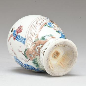 VAS, porslin. Kina, 1800-tal.
