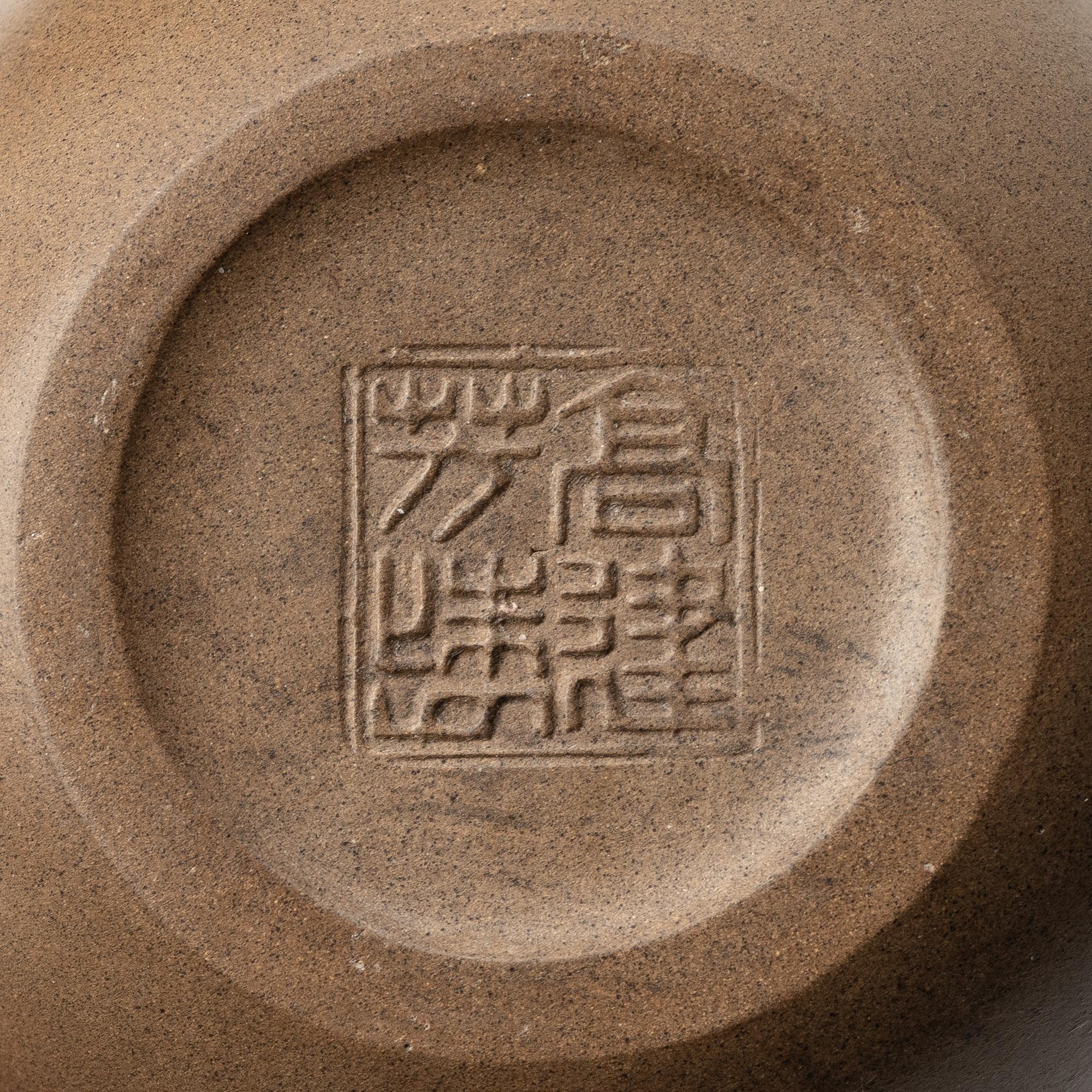 Two Chinese yixing teapots attributed to Gao Jianfang (b. 1956), China 1980s.