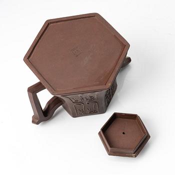 A hexagonal yixing teapot, late Qing dynasty / early 1900s.