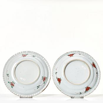 A set of nine famille verte 'pie crust' plates, Qing dynasty, Kangxi (1662-1722).