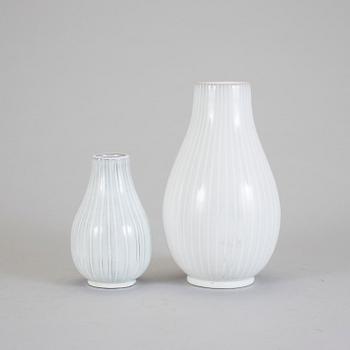 VASER, 2 st, lergods. Vicke Lindstrand Upsala-Ekeby, 1940-talets slut.