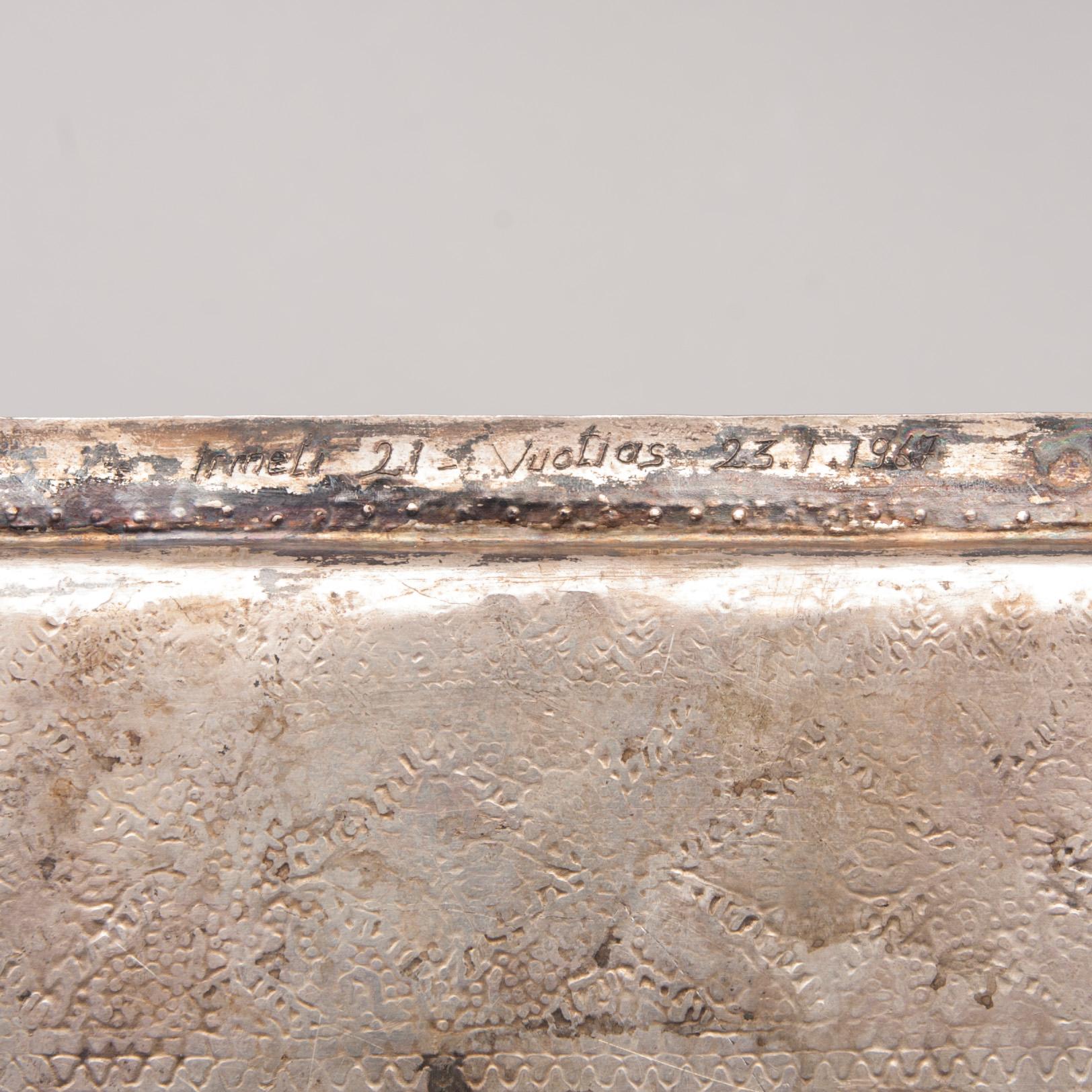 BRICKA, KANNOR, 3 st och SOCKERSKÅL, silver, Persien 1900-talets första hälft. Totalvikt ca 2800 g.