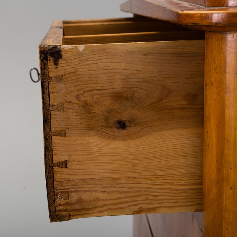 A mid 19th century chest of drawers.