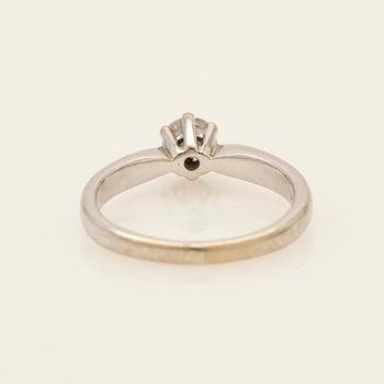 Ring, 18K white gold with round brilliant-cut diamond.