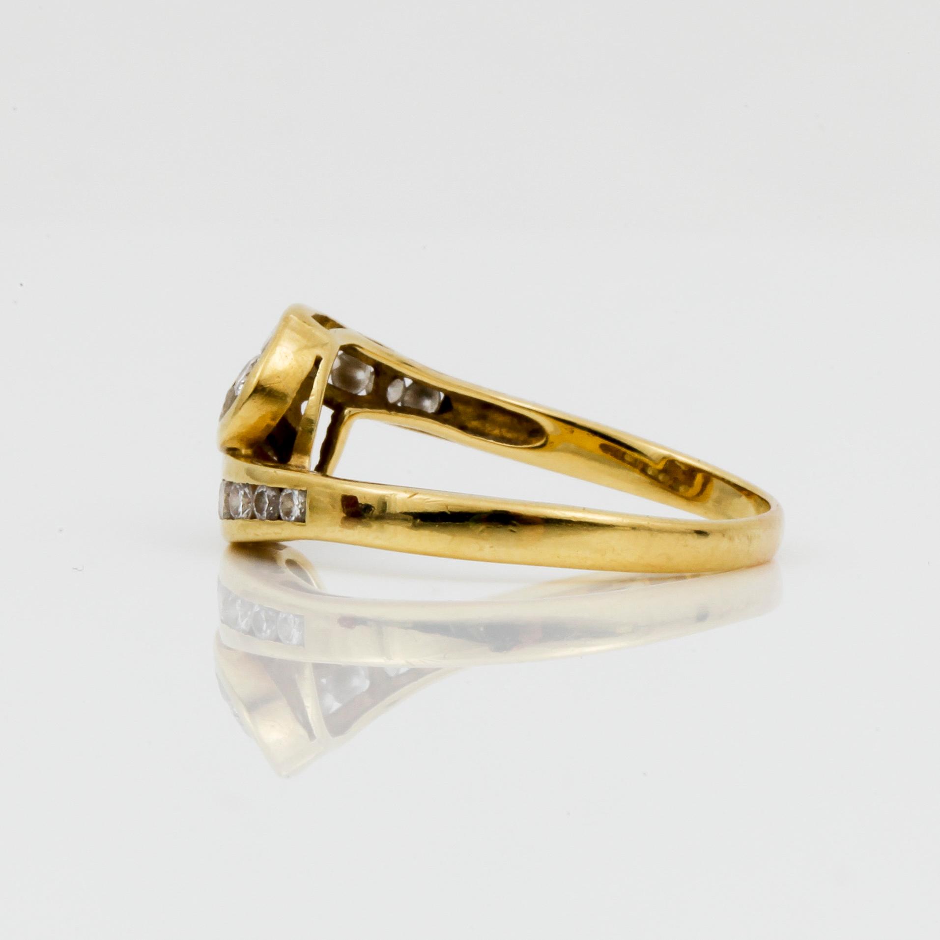 RING, 18K guld med briljantslipade diamanter tot ca 0,38 ct. Vikt 3,8 gram.