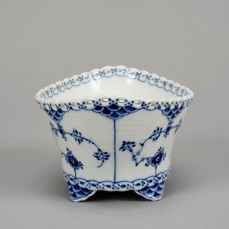 Royal Copenhagen, servisdelar, 14 delar, porslin. "Musselmalet", Danmark.