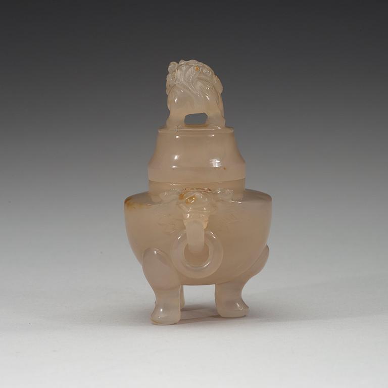 An agathe tripod nephrite censer with cover, late Qing dynasty, circa 1900.