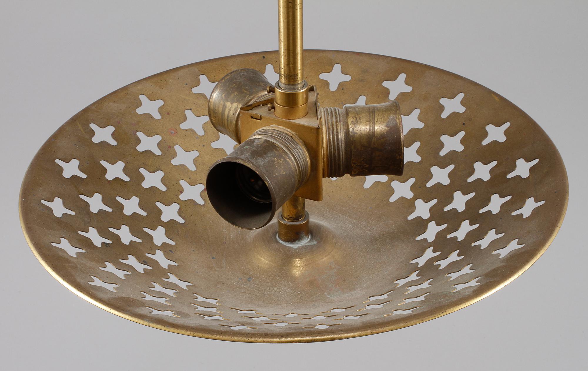 TAKLAMPA, 1900-talets första hälft, höjd ca 40 cm.