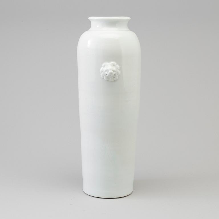 A blanc de chine vase, Qing dynasty, Kangxi (1662-1722).