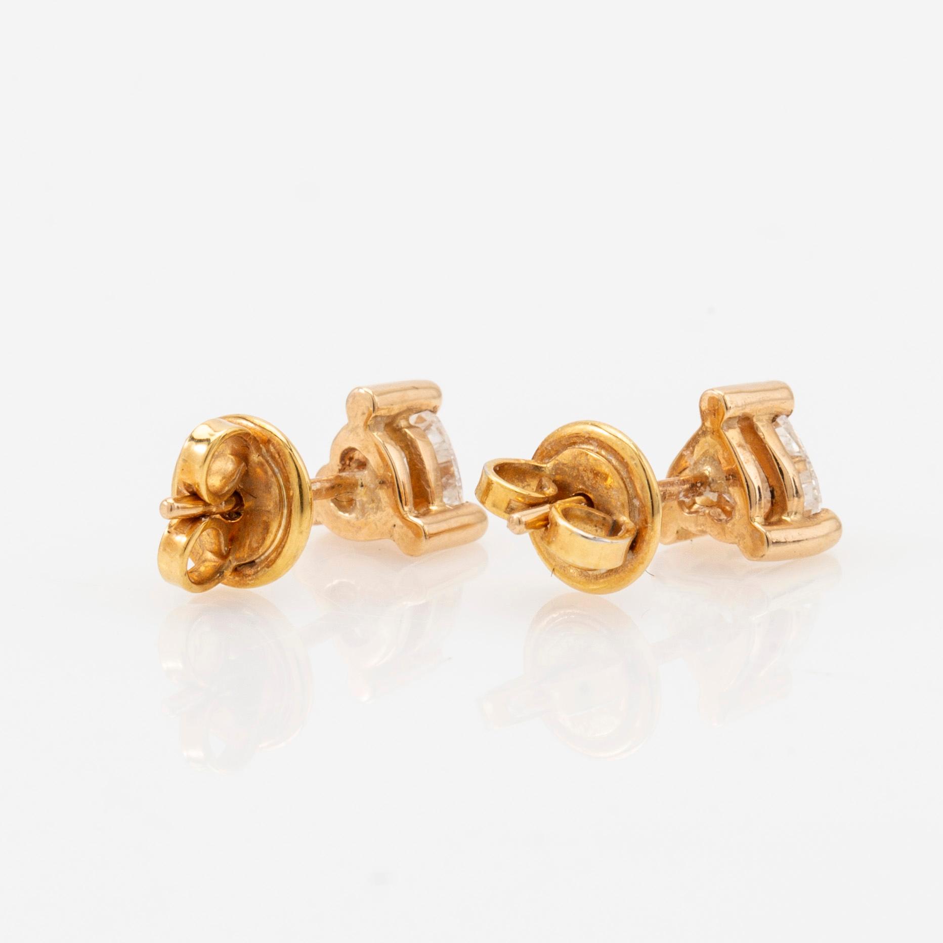 Earrings, a pair, 18k gold with heart-shaped diamonds.