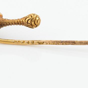 Kråsnål 18K guld med pärla i form av klo.