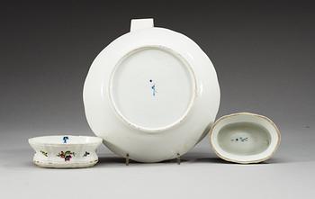 SALTKAR, två stycken samt SKÅLFAT, porslin. Meissen, 1700-tal.