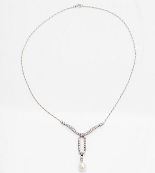 An 18K white gold necklace with brilliant-cut diamonds and a cultured pearl, England.