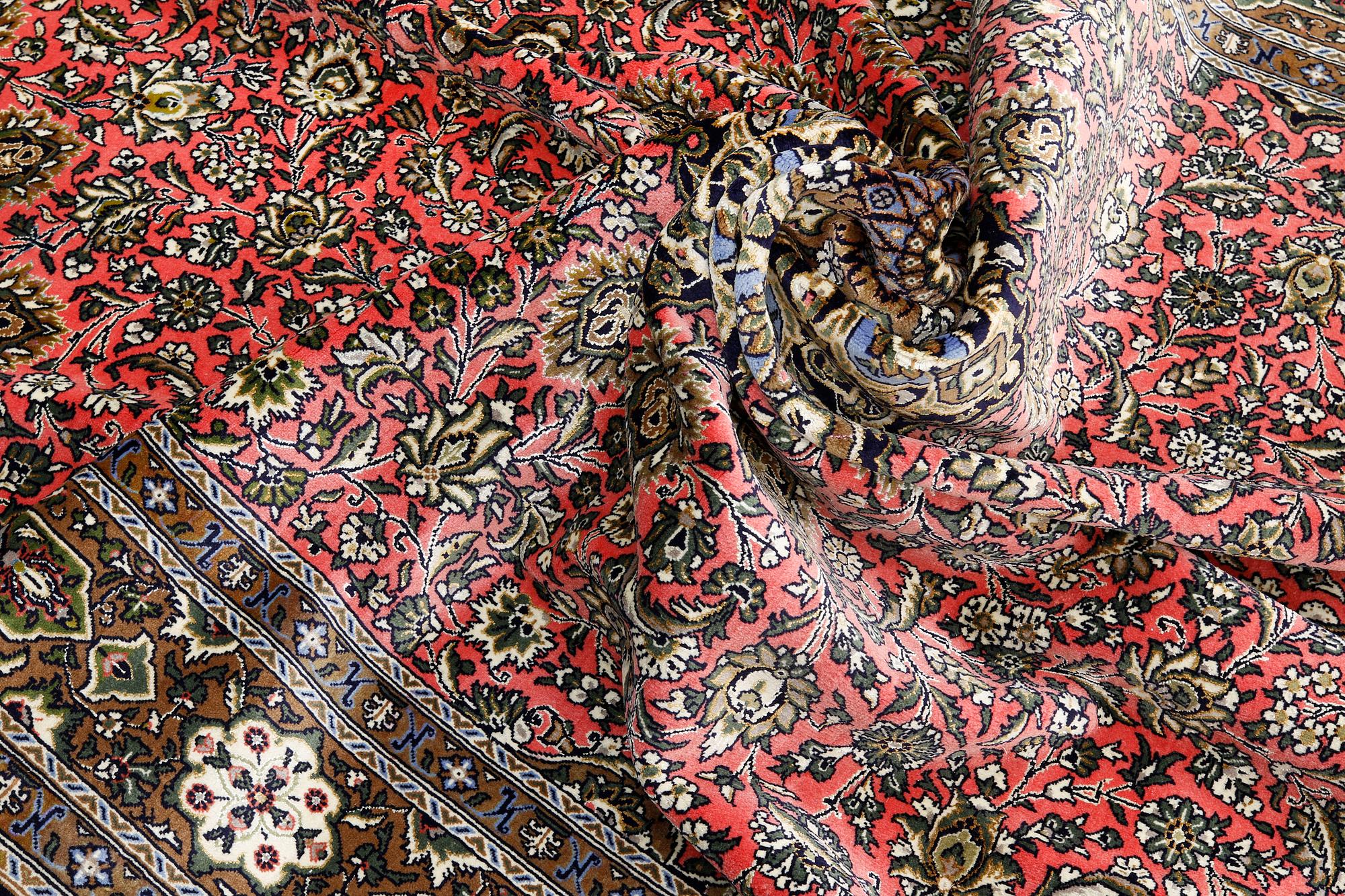 A part silk Qum carpet, ca 297 x 207 cm.