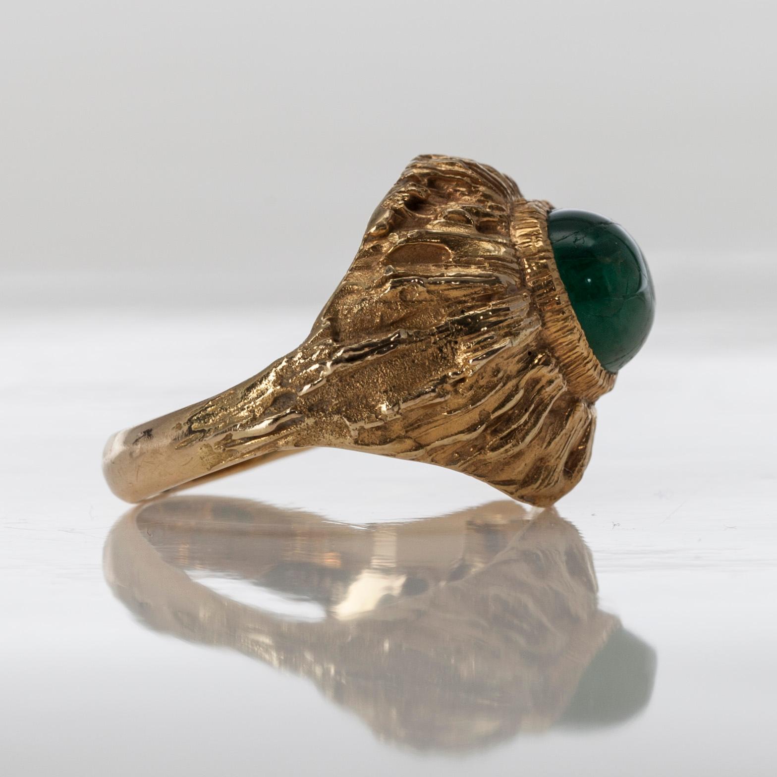 RING, 18K guld, cabochonslipad smaragd ca 3,2 ct, A. Tillander, Helsingfors 1969. Vikt 11,1 g.