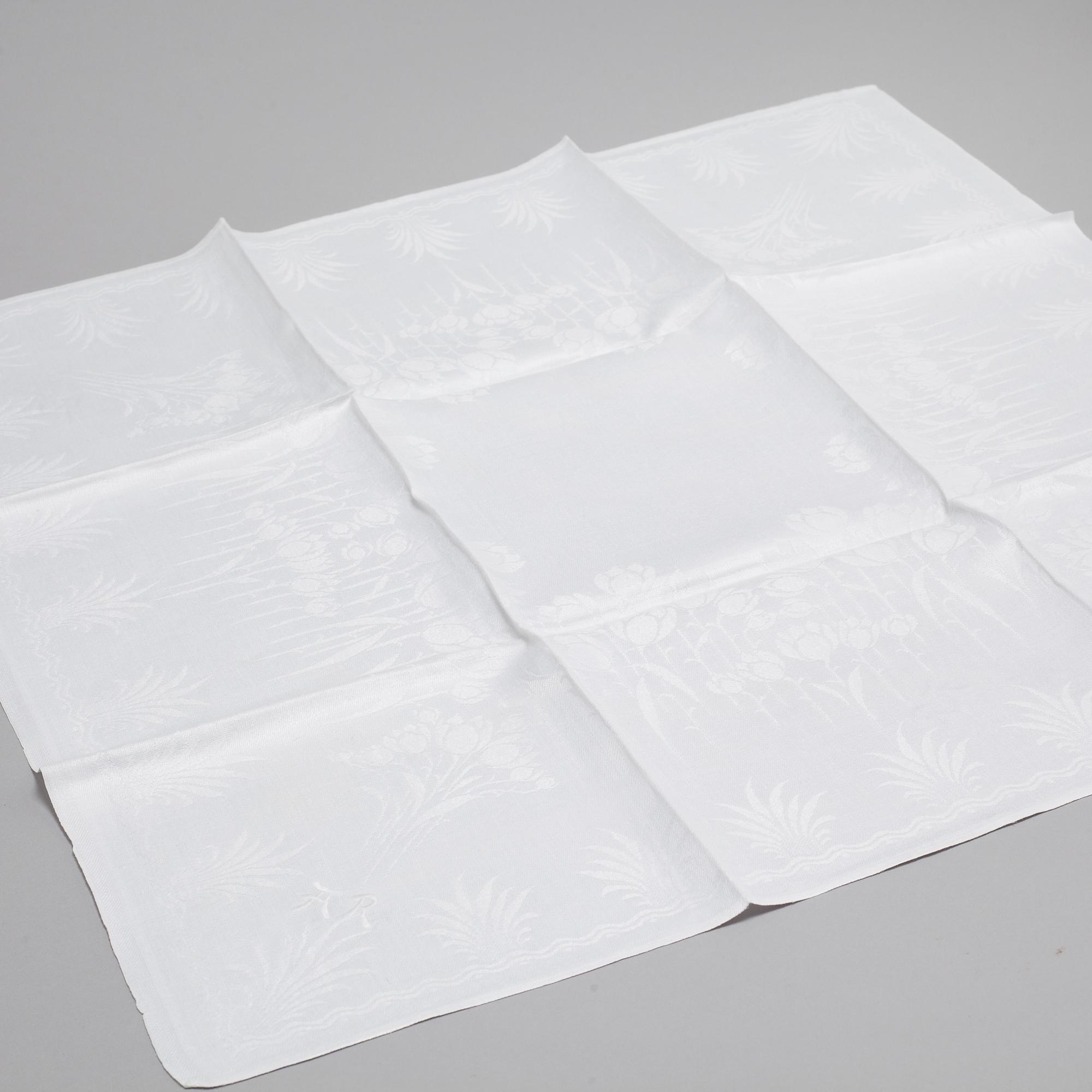 30 pieces of linen, 20th century.