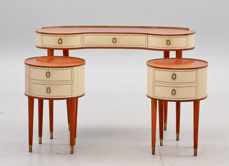 SMINKBORD samt SÄNGBORD, ett par, 1900-tal.