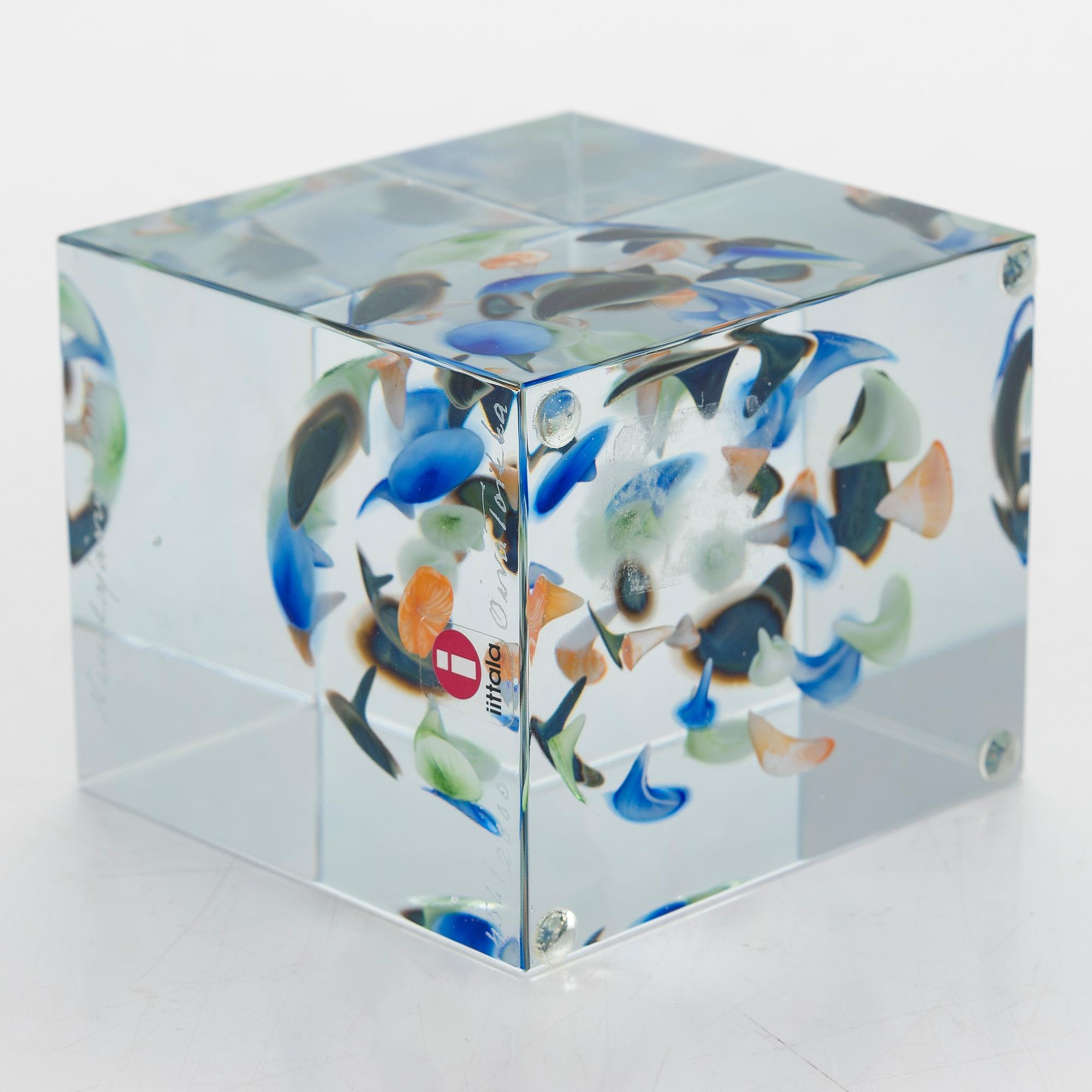 Oiva Toikka, annual glass cube, signed Oiva Toikka Nuutajärvi 2005, numbered 456/2000.