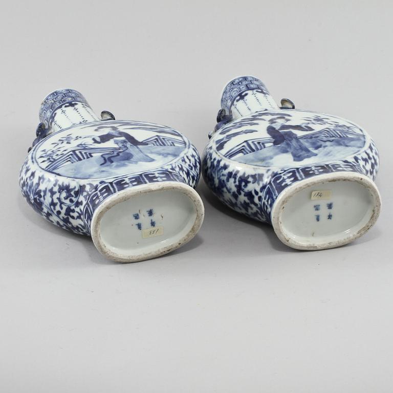 PILGRIMSKRUS, ett par, porslin, Kina, 1800-tal.