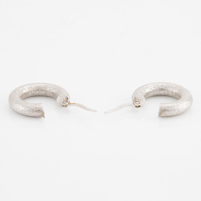 Earrings, hoops, 18K white gold. Uno A Erre, Italy.