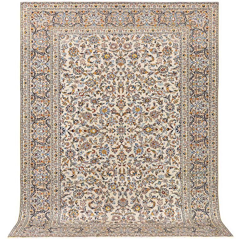 A Kashan carpet, c. 337 x 245 cm.