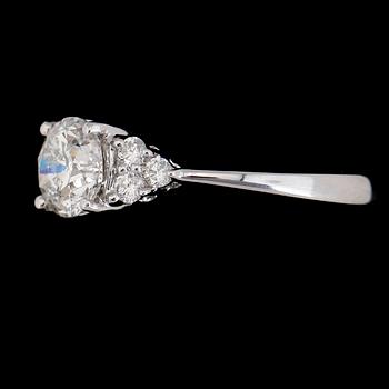 RING, 18K vitguld, briljantslipade diamanter tot ca 1.10 ct.