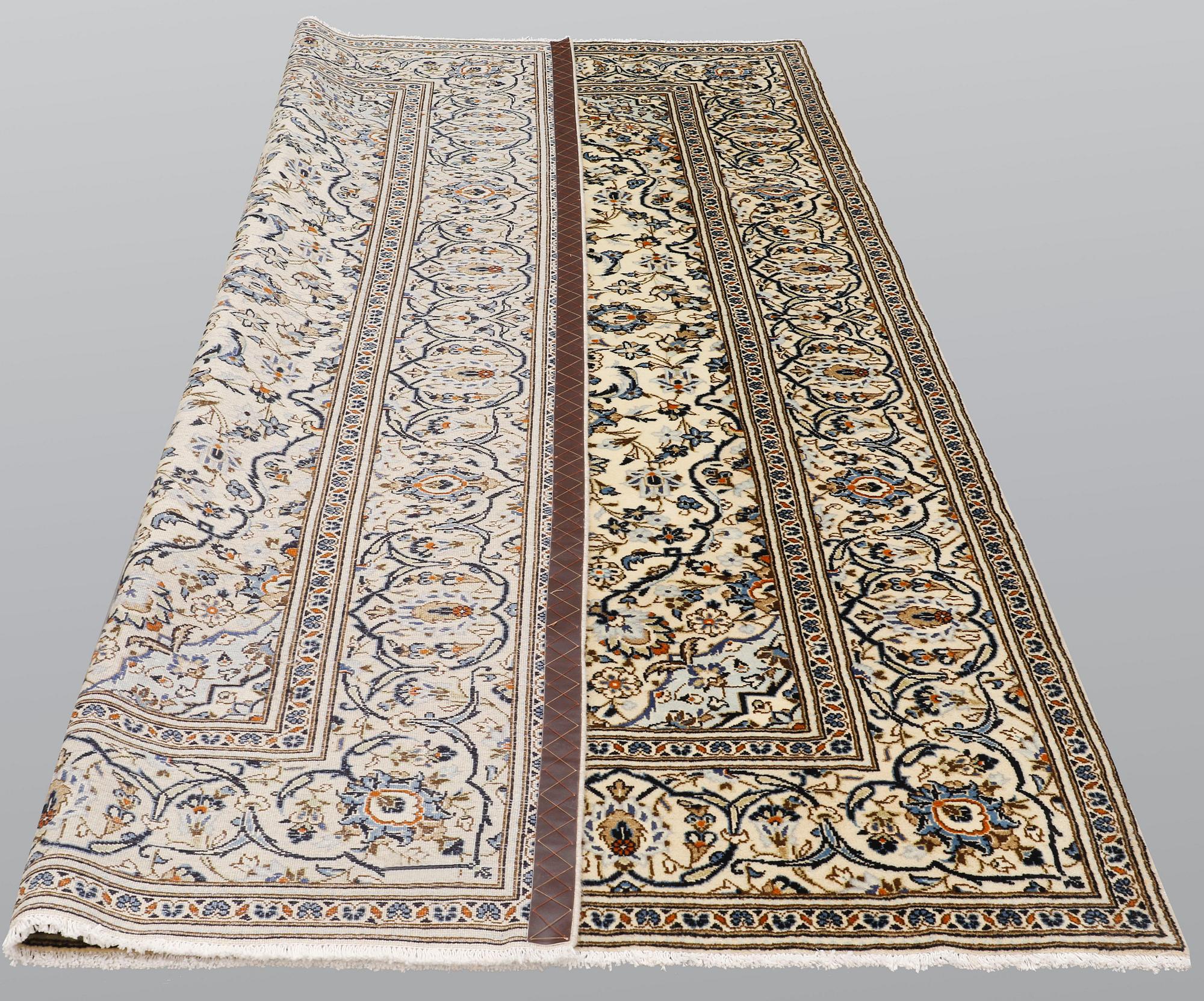 A carpet, Kashan, ca 297 x 200 cm.