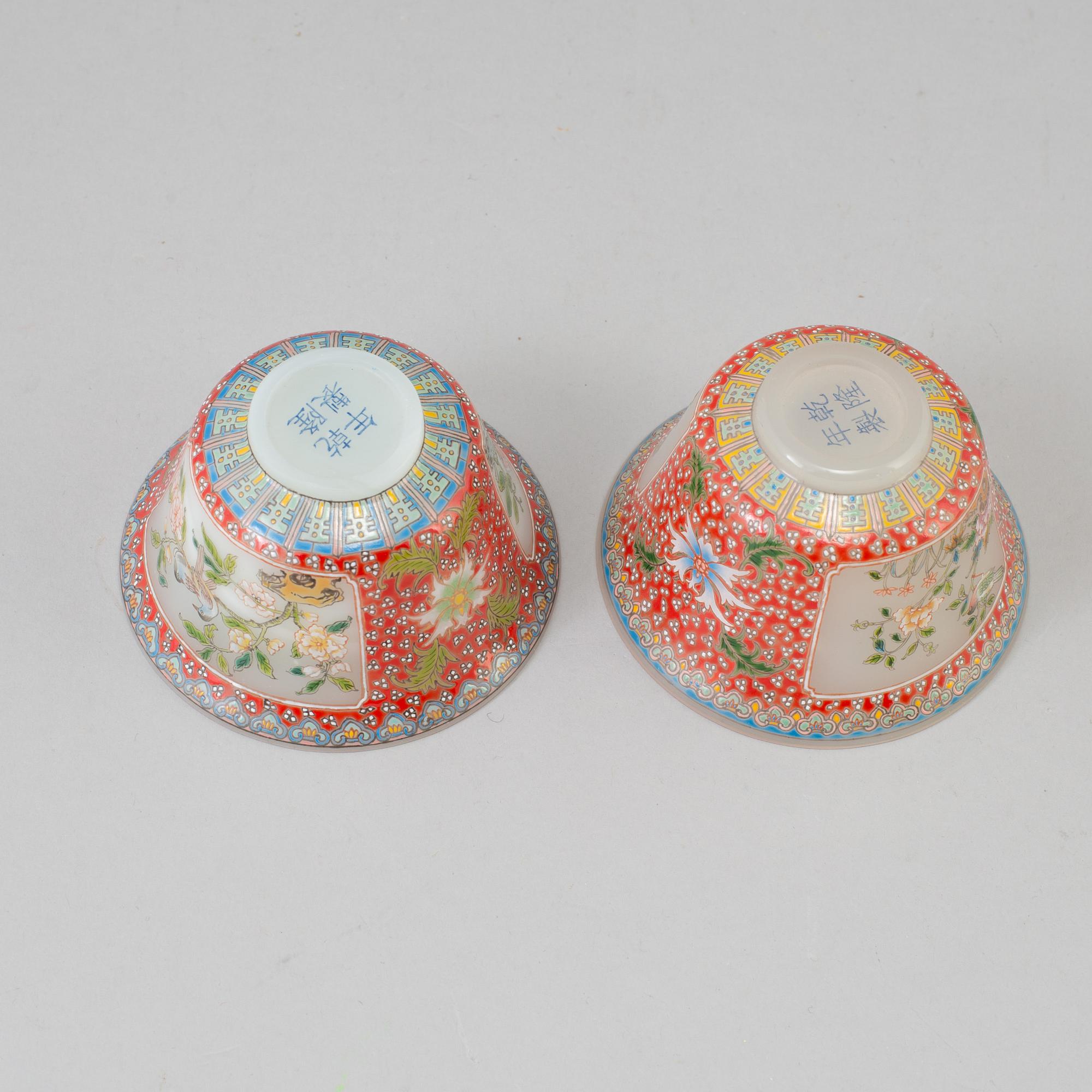 Two chinese peking glass wedding cups with cover and dishes, 20th century, with Qianlongs mark to the base.