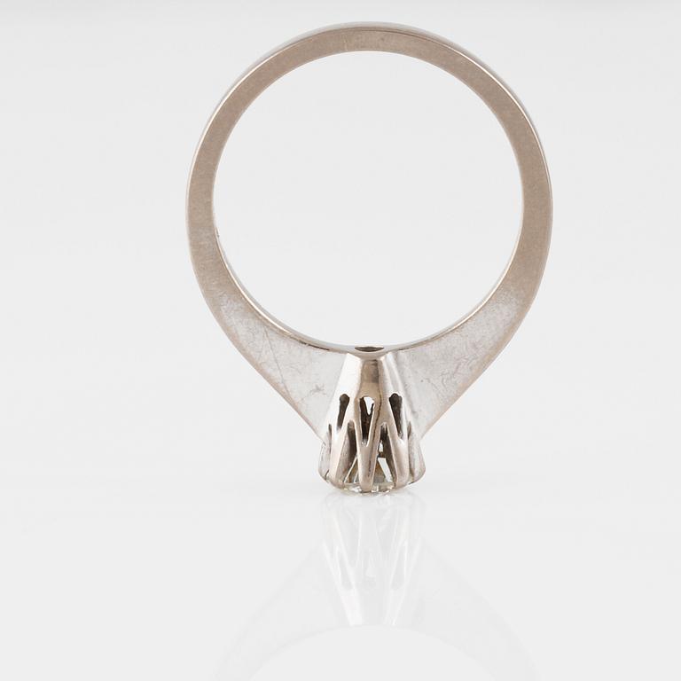 RING, 18K vitguld samt diamant 0.37 ct, W&A, Sävsjö, 1975. Vikt 3,6 gram.
