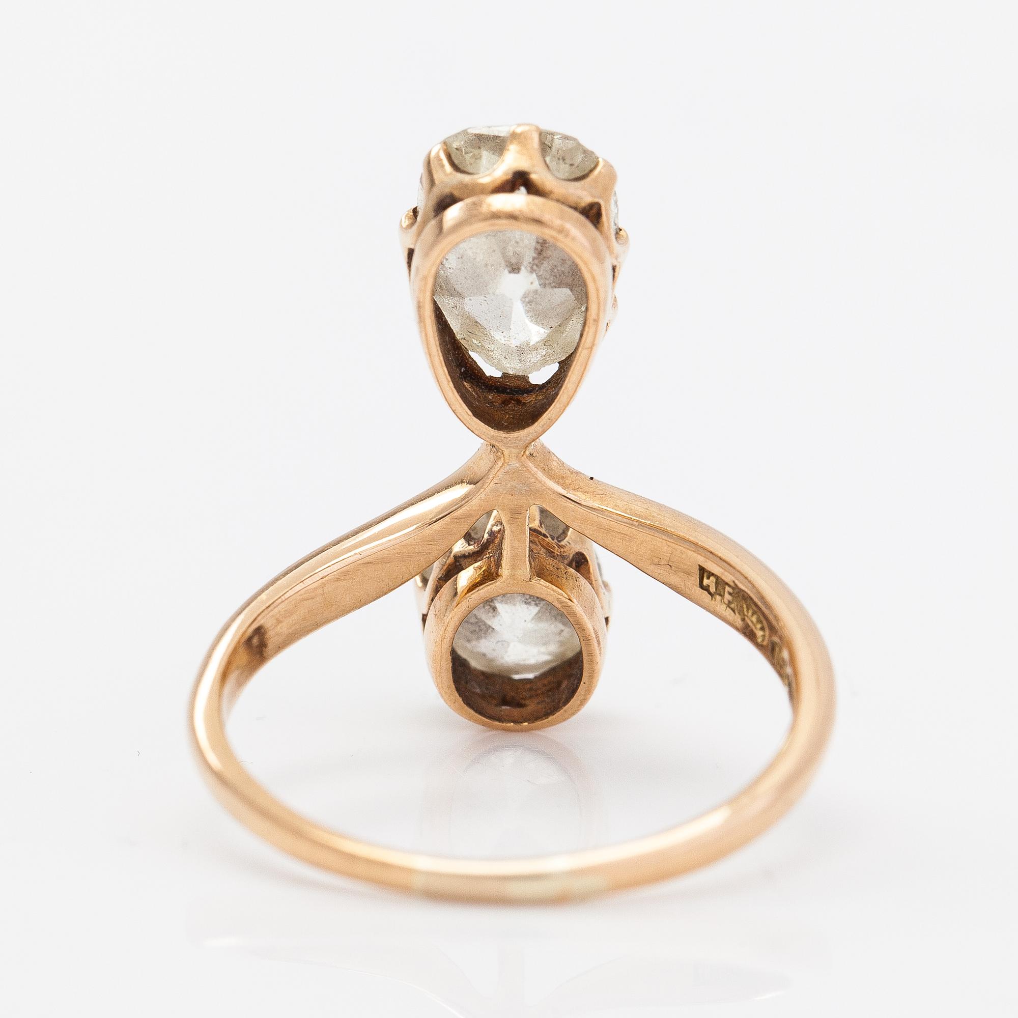 An 18K gold ring with old-cut diamonds ca. 2.50 ct in total. Hjalmar Edvard Fagerroos, Helsinki 1906.