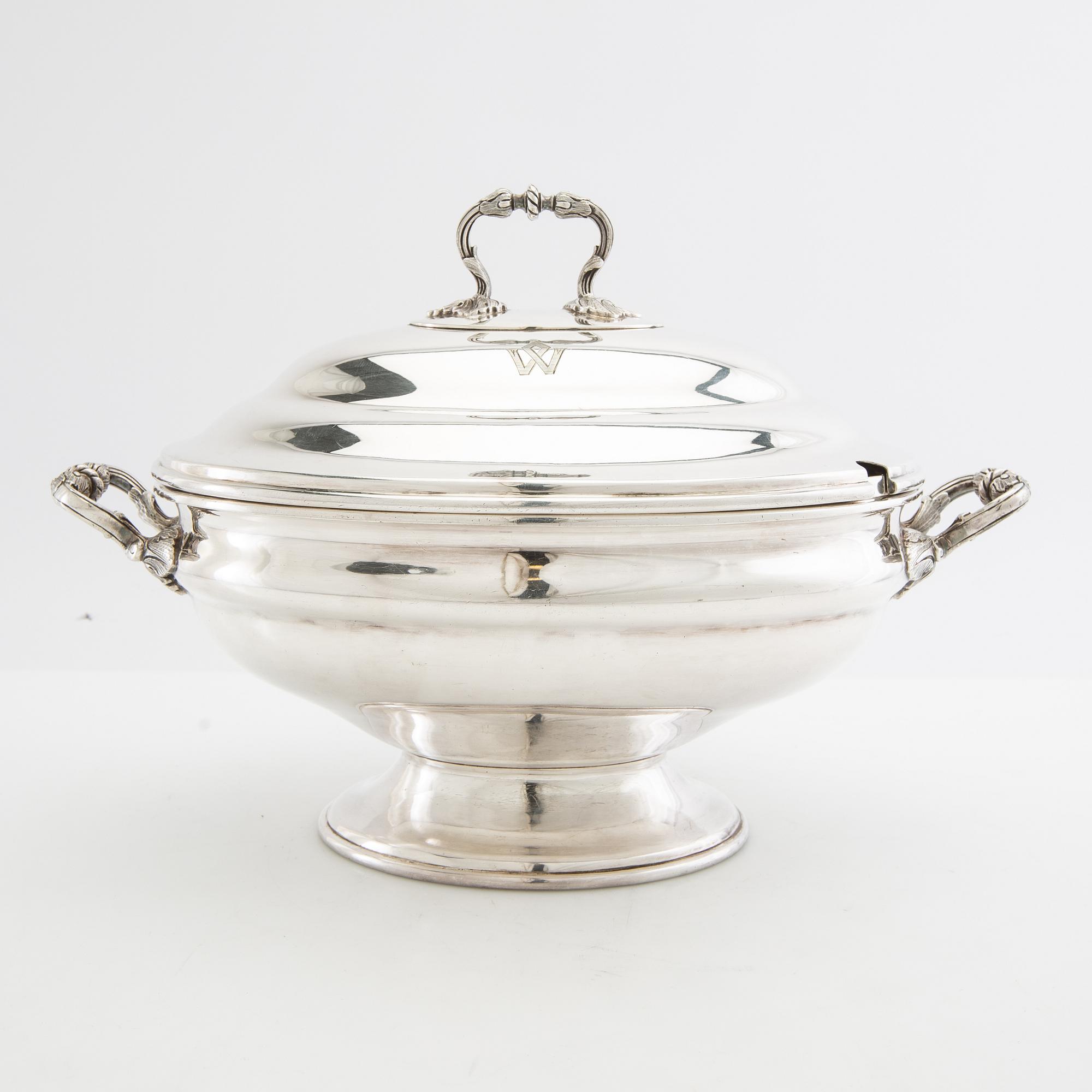Tureen with lid Louis XV style England silver plate early 20th century.