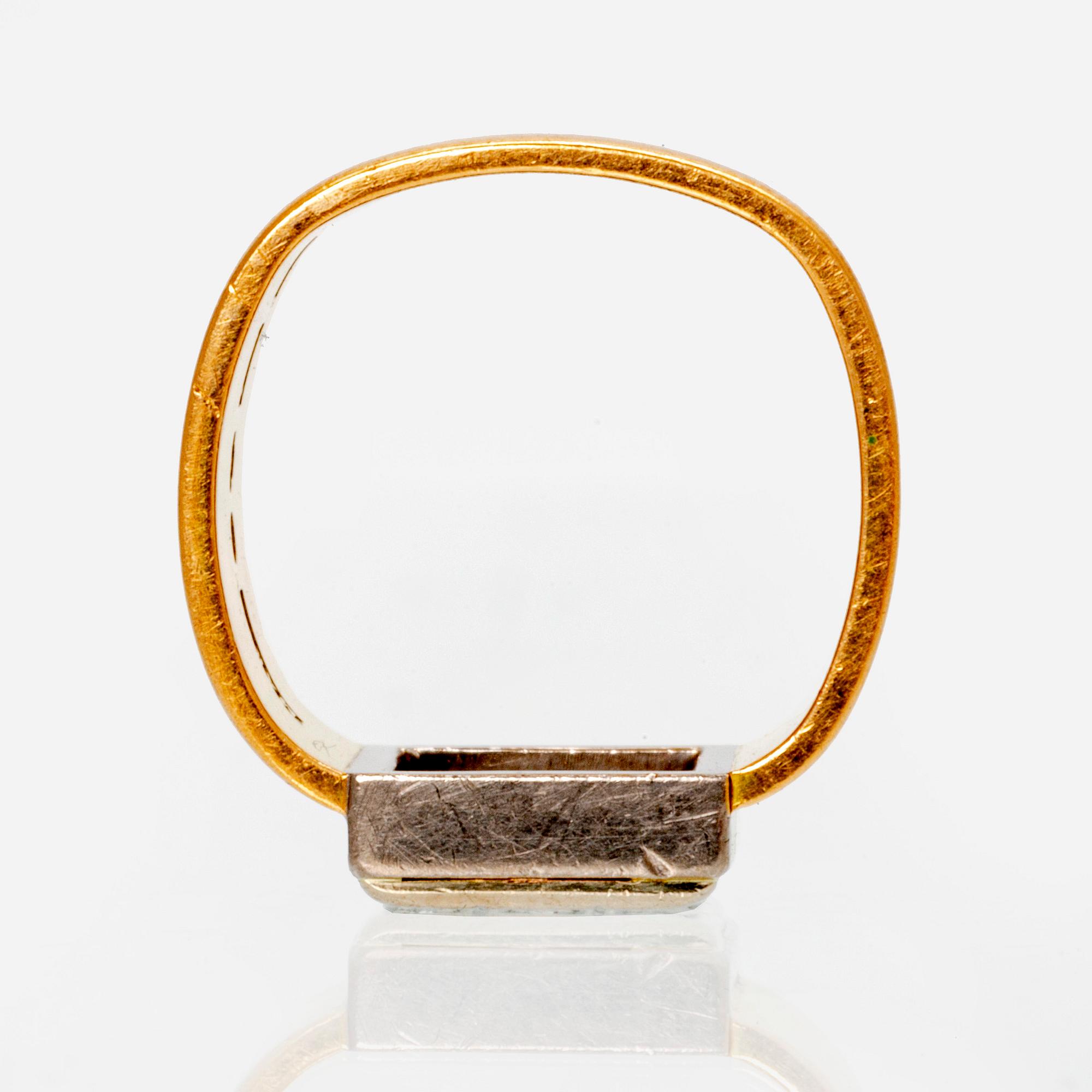 An 18K white- and yellow gold ring with round brilliant cut diamonds.