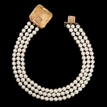 A PEARL NECKLACE.