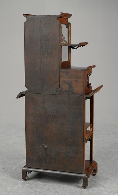 VITRINSKÅP. Kina, troligen sekelskifte 1900.