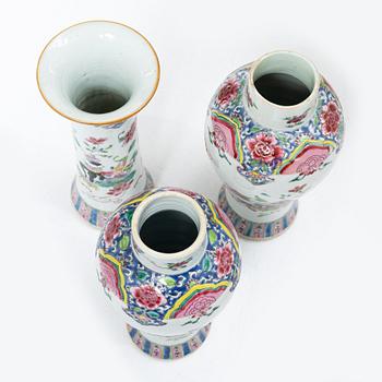 Tekanna, samt en garnityguppsättning med en vas och två urnor, exportporslin, Kina, Qingdynastin, 1700-tal.