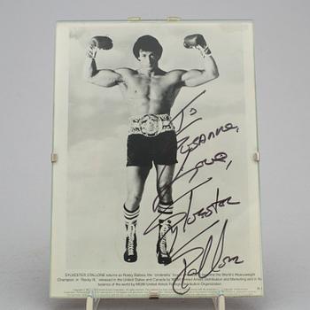 SYLVESTER STALLONE, fotokort med egenhändig autograf.