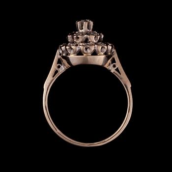 RING, 18K vitguld, briljantslipad och 8/8-slipade diamanter. Vikt ca 7,2 g.