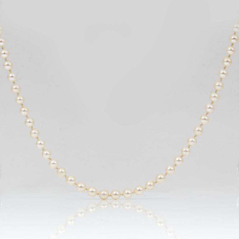 PÄRLCOLLIER, odlade saltvattenspärlor, lås i 18K guld med åttkantslipade diamanter och safir.
